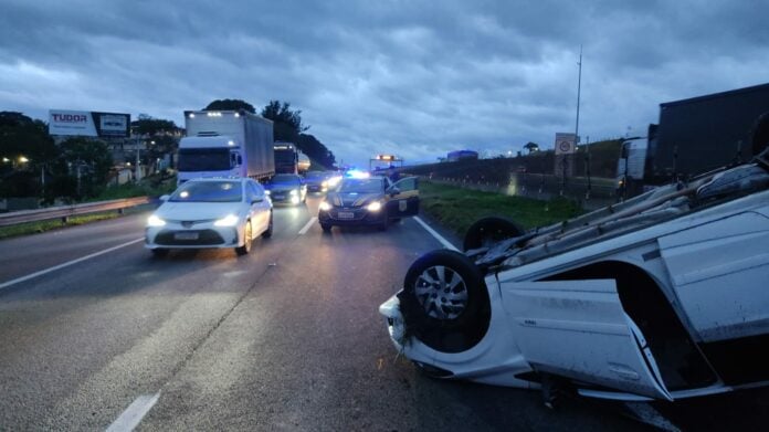 Carro capota e interdita a Dutra em São José Carro capota e interdita a Dutra em São José