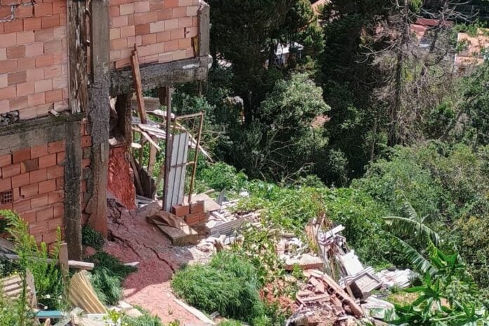 Deslizamento de terra atinge casa e homem morre soterrado em Campos do Jordão Deslizamento de terra atinge casa e homem morre soterrado em Campos do Jordão