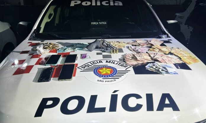 Cinco envolvidos em roubos em MG são detidos pela PM na zona leste de São José Cinco envolvidos em roubos em MG são detidos pela PM na zona leste de São José