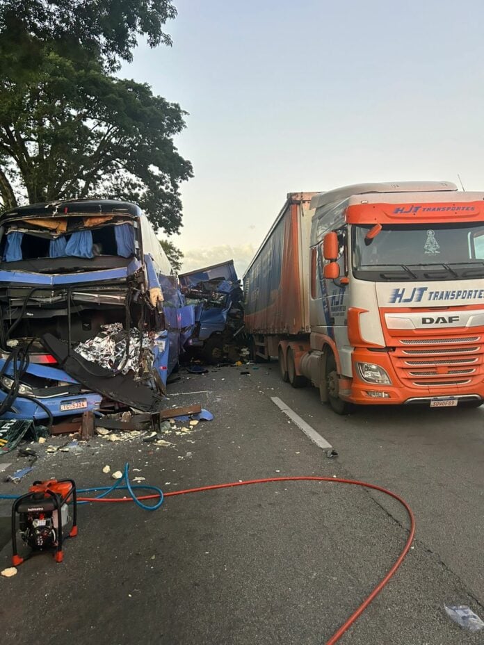 Ônibus que saiu de Campinas se envolve em grave acidente com carretas na Dutra