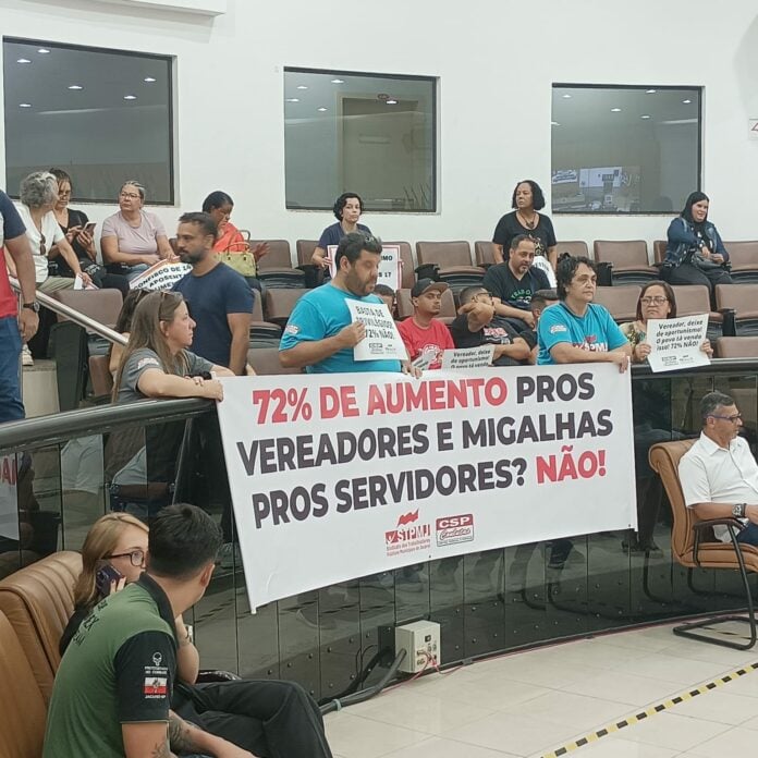 Câmara de Jacareí aprova reajuste de 72% nos salários dos vereadores em sessão marcada por protestos Câmara de Jacareí aprova reajuste de 72% nos salários dos vereadores em sessão marcada por protestos