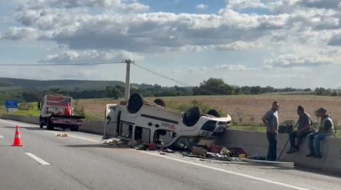 Kombi capota e deixa um ferido na Carvalho Pinto, em Caçapava