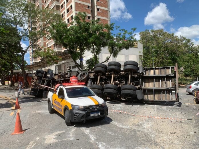 Caminhão tomba ao fazer curva e derruba vigas de concreto sobre carro em São José Caminhão tomba ao fazer curva e derruba vigas de concreto sobre carro em São José
