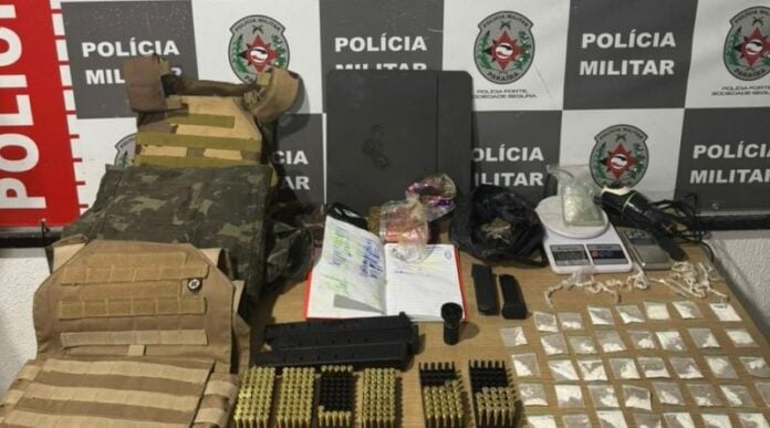 apreensão pm De acordo com a PM, o material pertence a um grupo suspeito de atuar na região. Os envolvidos fugiram ao pular muros de residências