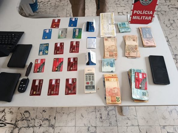 Suspeito foi preso em flagrante enquanto sacava dinheiro das vítimas; pelo menos 20 cartões foram recuperados durante a ação