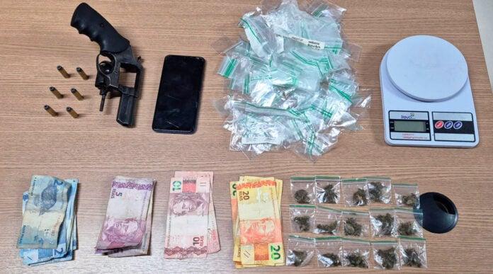 Os suspeitos e o material apreendido foram encaminhados à Central de Flagrantes