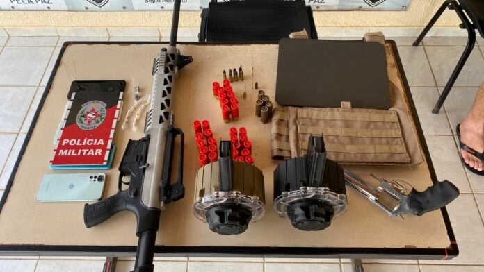 armas-pm-cabedelo A ação foi conduzida por equipes do 21º Batalhão da Polícia Militar, que também prenderam um homem em flagrante