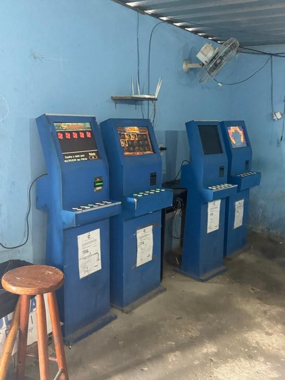 Durante a operação, três pessoas foram conduzidas à delegacia após a apreensão dos equipamentos