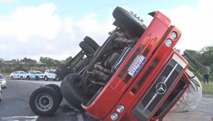 caminhão tombado Carreta tomba no acesso ao Viaduto de Oitizeiro e deixa trânsito lento em João Pessoa