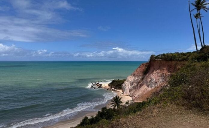 falesia-cabo-branco O órgão orienta que o fluxo seja desviado para outra via fora da faixa mínima de 100 metros da borda e que seja implantado um parque linear