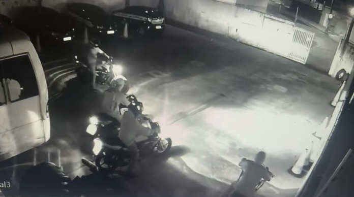 furto-autoescola-motos Câmeras de segurança registraram a ação, em que quatro suspeitos entraram, ligaram as motos e fugiram do local