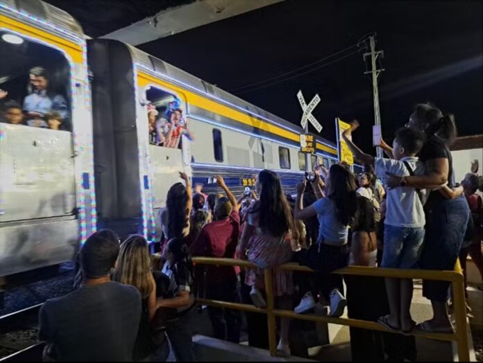 Trem iluminado de Natal passa pelo Vale do Paraíba a partir de quarta (3); veja a programaçã completa