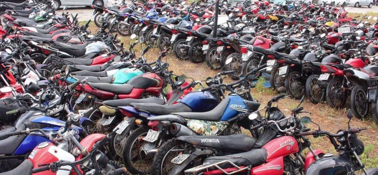 O leilão será do tipo maior lance e inclui veículos conservados, sucatas aproveitáveis e sucatas com motor inservível, conforme a legislação