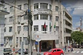 antigo prédio CG O fogo teve início por volta das 13h, quando usuários de drogas atearam fogo em papéis nas proximidades das portas do prédio