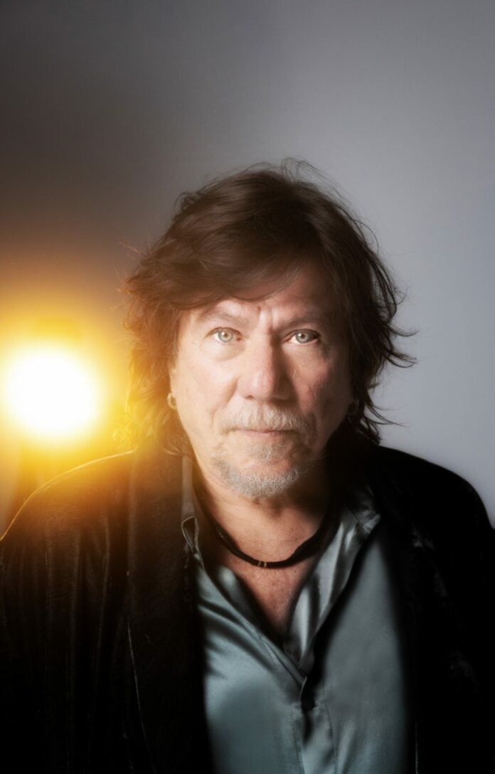 Lenine lança “EITA” e fala sobre criação, inquietações e novos caminhos