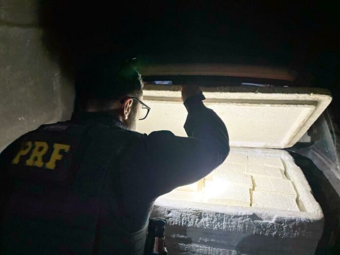 Na abordagem, policiais encontraram um isopor contendo dezenas de barras de queijo coalho sem a refrigeração adequada e sem nota fiscal