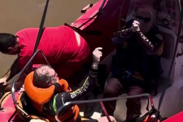 Família é resgatada após 18 horas à deriva no Rio Paraná