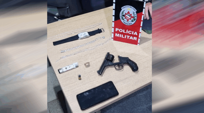 revolver CG A equipe da Força Tática foi informada sobre o crime enquanto fazia rondas na região. O suspeito foi localizado minutos depois