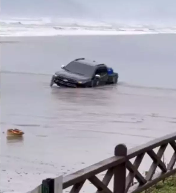 Picape fica atolada em praia de cidade do litoral e quase é engolida; VÍDEO
