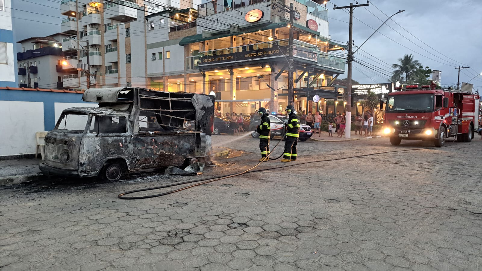 Kombi destroyed by fire in Ubatuba