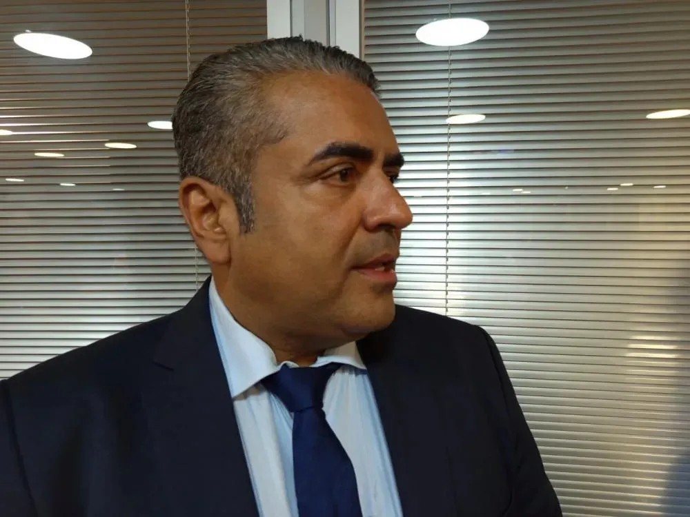 Deputado acompanha apresentação do filho à Polícia Civil após mandado de prisão por violência doméstica