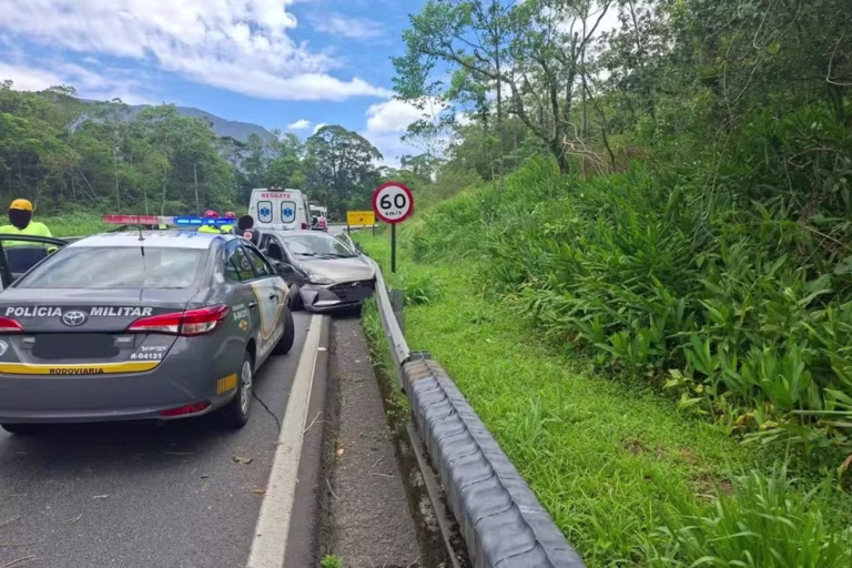 Passageira morre e motorista fica gravemente ferido após acidente na Mogi-Bertioga