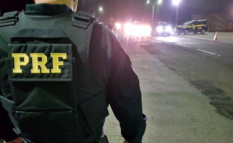 Menina de 11 anos é resgatada pela PRF após fugir de casa e ser encontrada na Dutra, em Taubaté