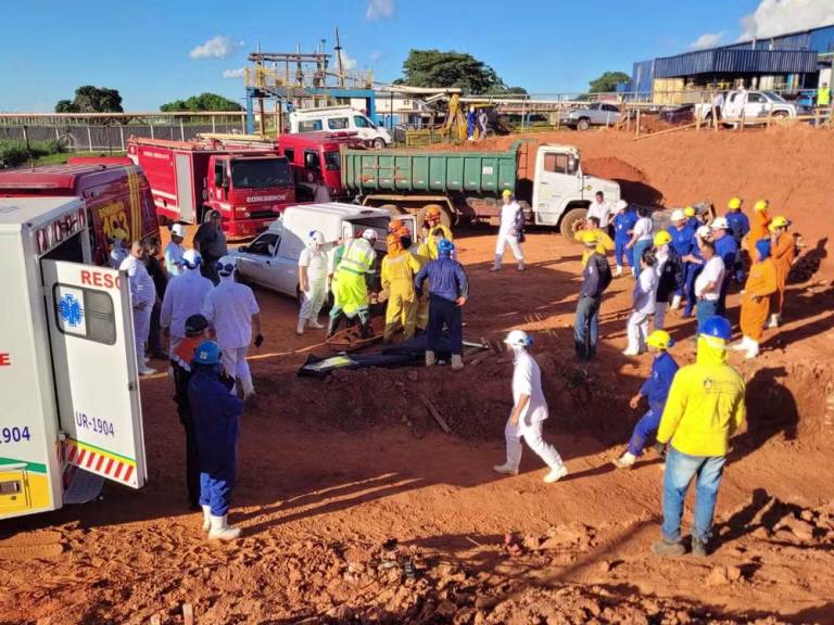 Quatro trabalhadores morrem soterrados em obra de frigorífico da região