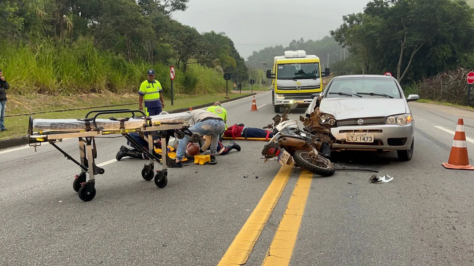 Acidente entre carro e moto deixa dois feridos na Oswaldo Cruz
