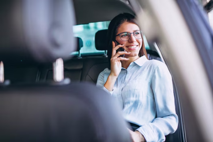 mulher-carro-app-freepik