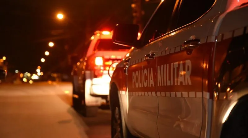 Criminosos armados se passam por policiais e roubam arma de agente durante assalto em João Pessoa