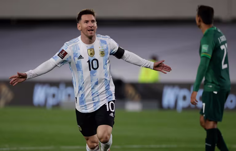 Messi faz três na estreia da Argentina e empata com Klose como maior artilheiro das Copas