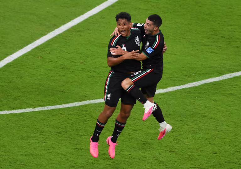 Goleiro sul-coreano falha, e México garante vaga na próxima fase da Copa