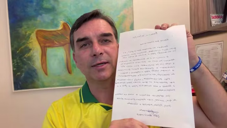 OAB pede a Moraes que Flávio possa falar com Bolsonaro como advogado