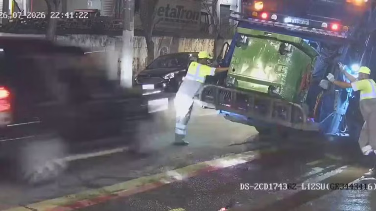 Garis paralisam coleta de lixo após morte de colega atropelado