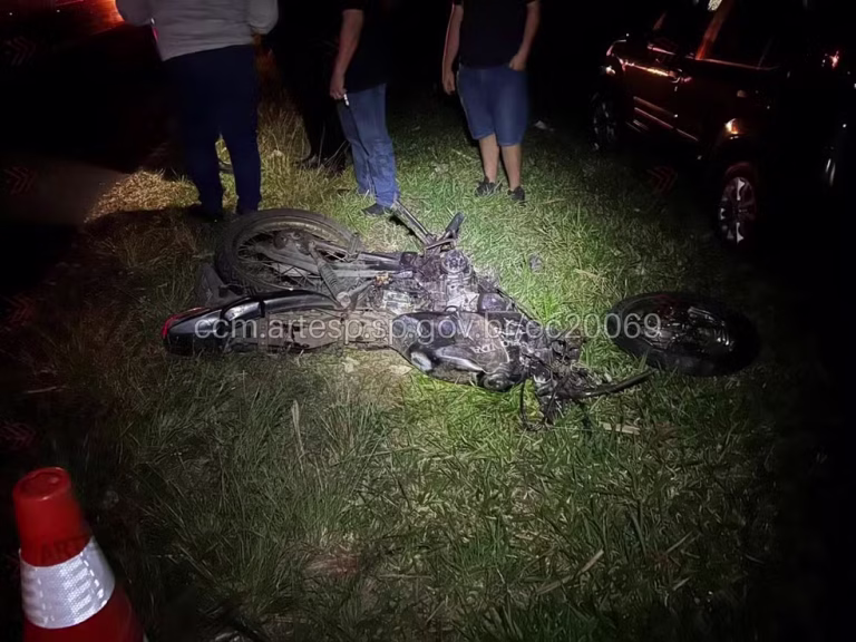Motociclista morre após invadir contramão e colidir de frente com carro em rodovia