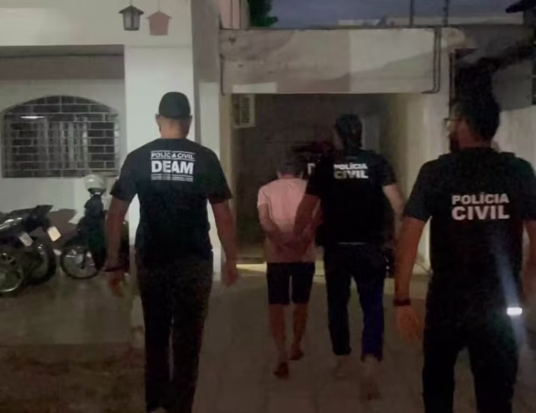 Suspeito de ameaçar matar a ex-companheira por mensagens é preso ao desembarcar no Sertão da Paraíba