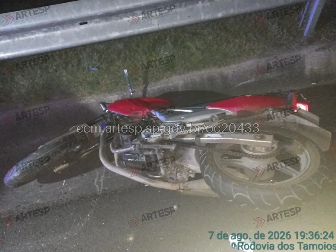 Motociclista morre após tombamento na Tamoios, em Jambeiro