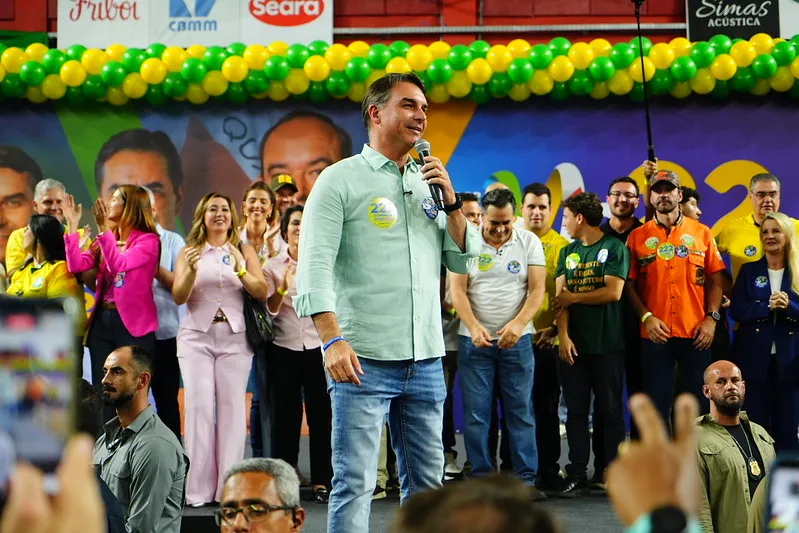 Flávio Bolsonaro cita Lulinha, diz que ‘Dark Horse’ é página virada e é alvo de protesto em SP