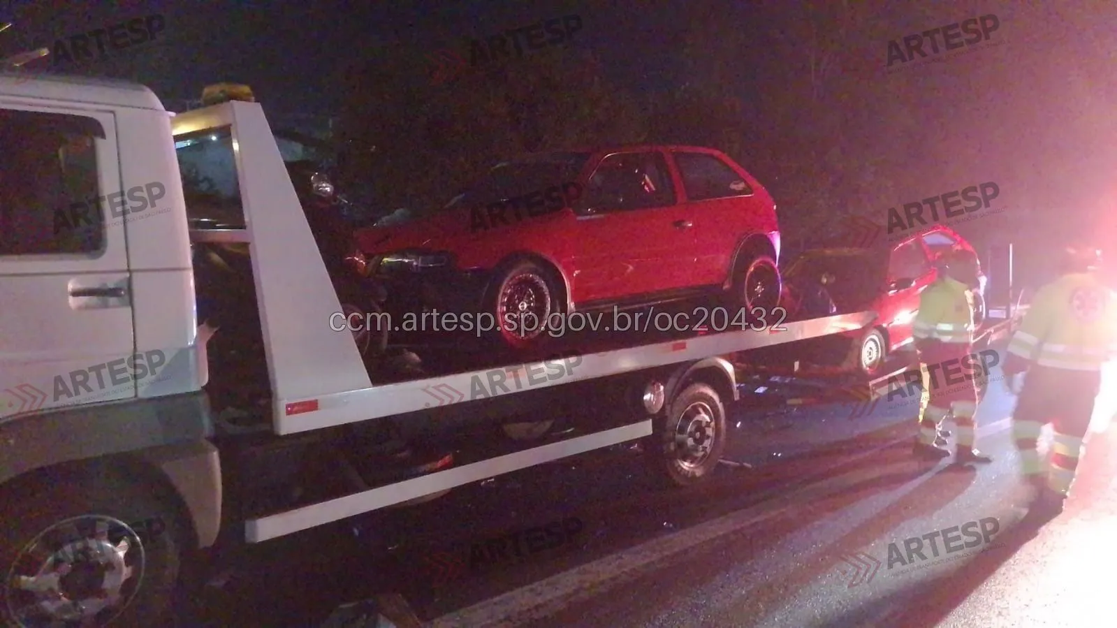 Motorista de guincho morre atropelado após carreta bater em caminhão na Carvalho Pinto, em Caçapava