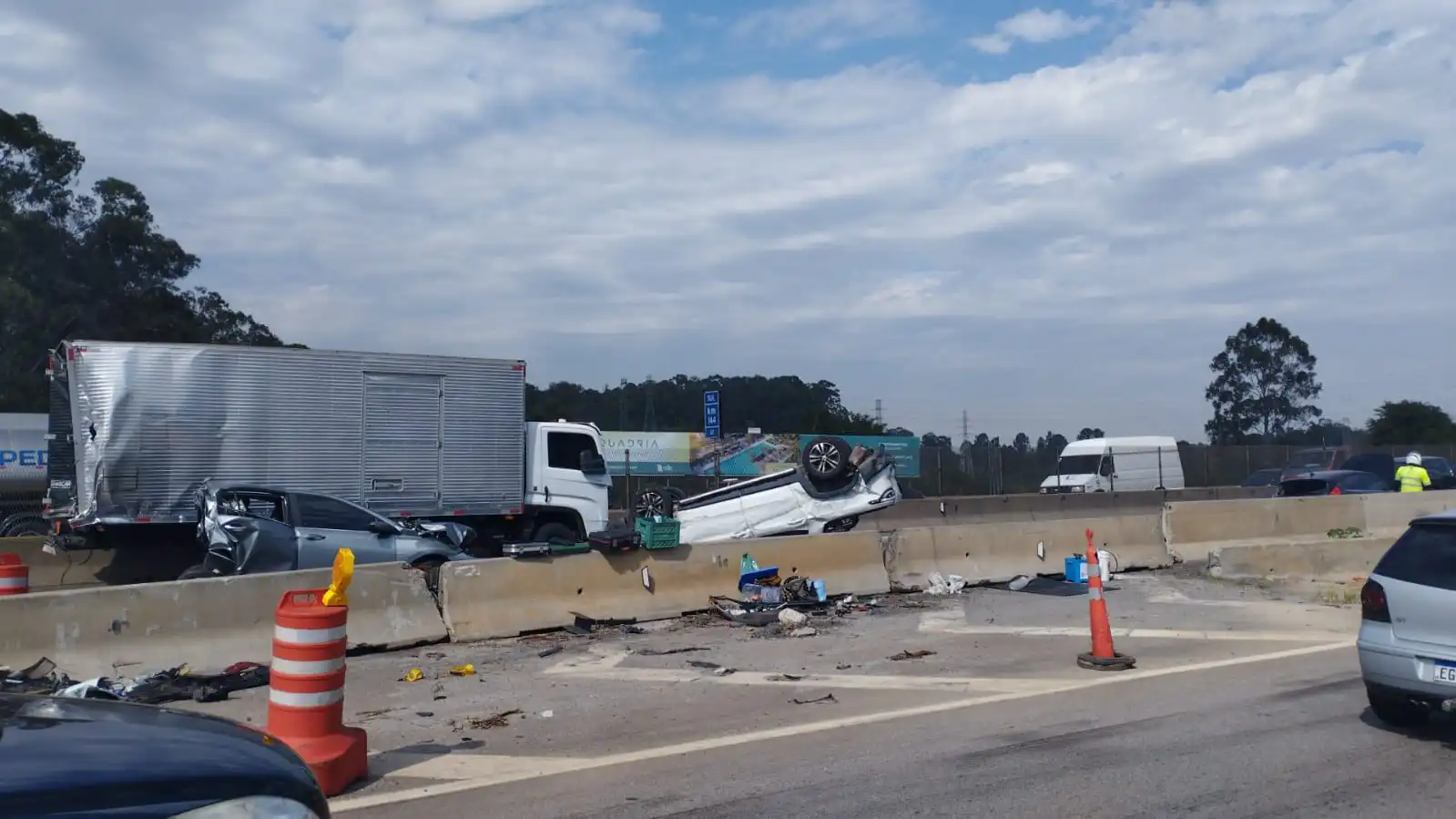 Acidente com cinco veículos causa interdição total da Dutra, em São José