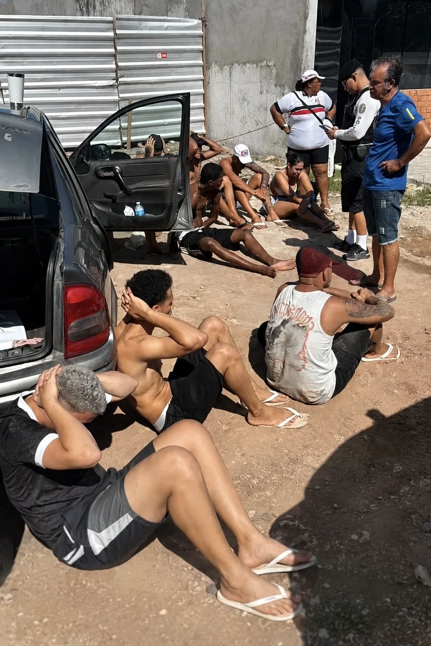 Torcedores do Santa Cruz são detidos pela PM após confusão na orla de João Pessoa antes de jogo contra o Botafogo-PB