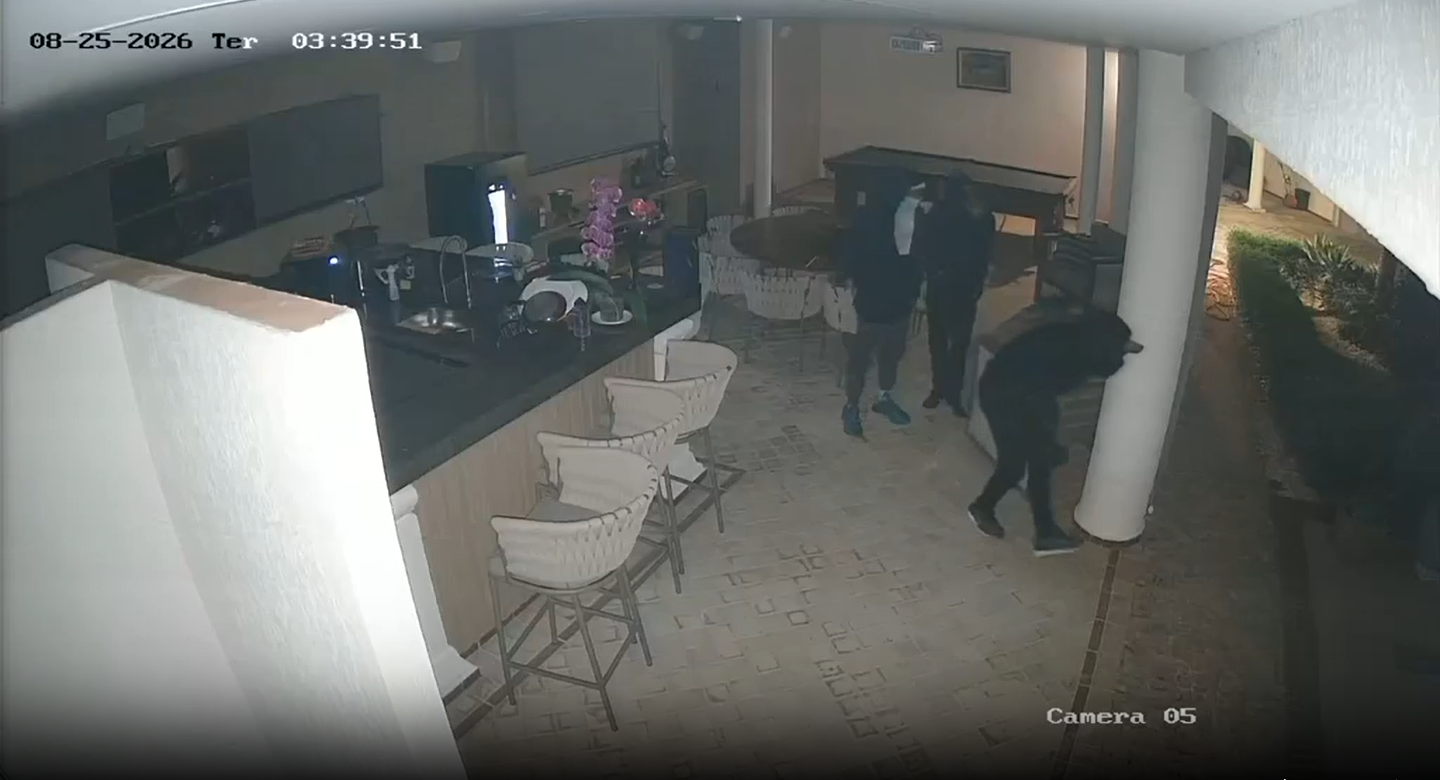 Condomínio onde mora Augusto Cury é invadido e casal é feito de refém de criminosos; veja vídeo