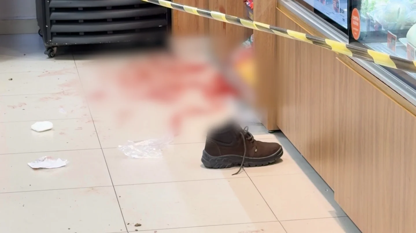 Homem invade conveniência, tenta tomar arma de guarda e é baleado