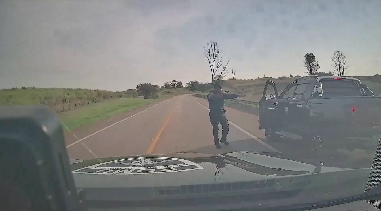 VÍDEO: Dois homens são presos durante fuga com picape roubada