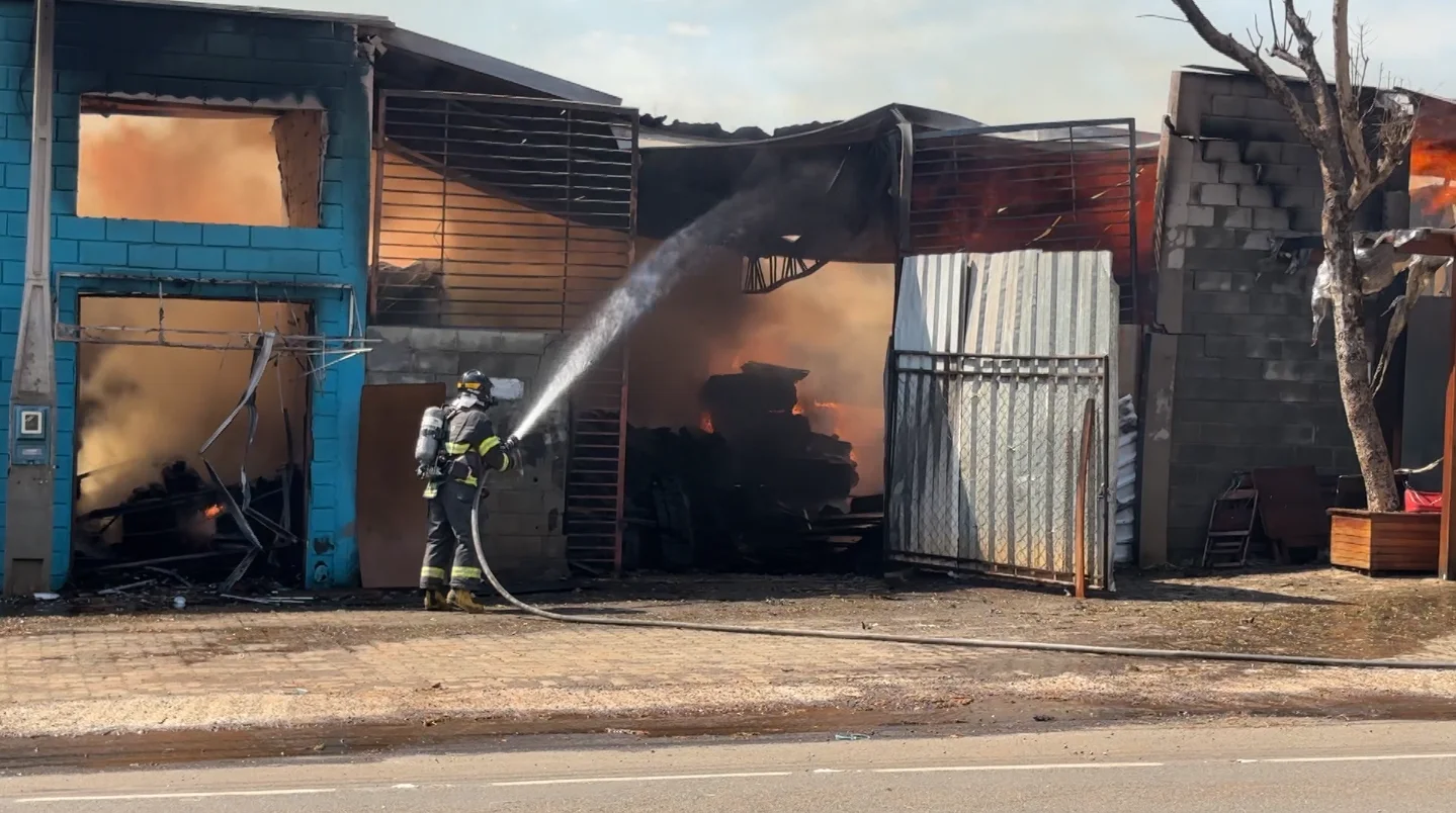 Incêndio destrói madeireira e atinge três comércios em Campinas