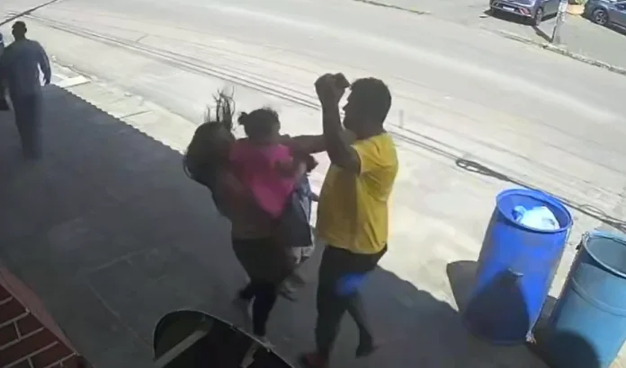Homem é identificado após ser flagrado agredindo mulher e criança em rua de João Pessoa