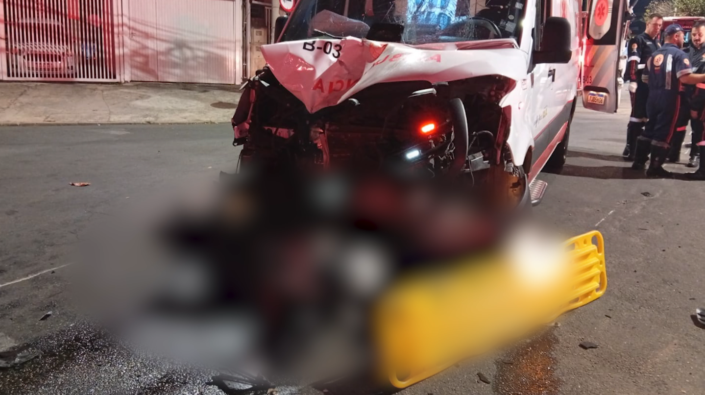 Moto bate em ambulância do Samu e dois ocupantes ficam feridos em Campinas