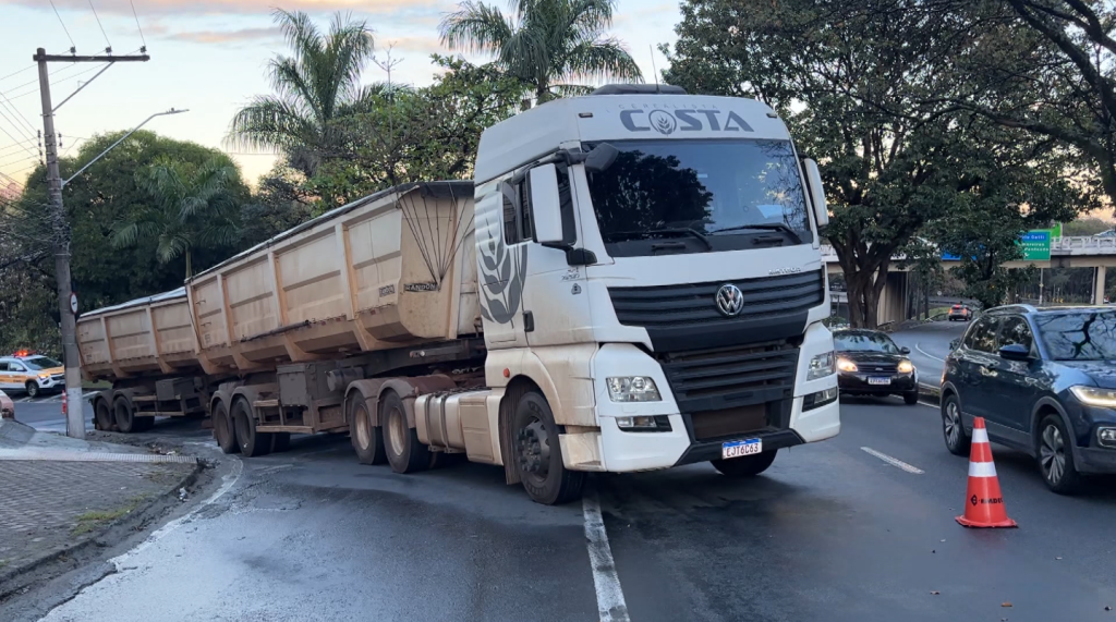 Carreta com 50 toneladas de trigo fica travada e bloqueia acesso em Campinas
