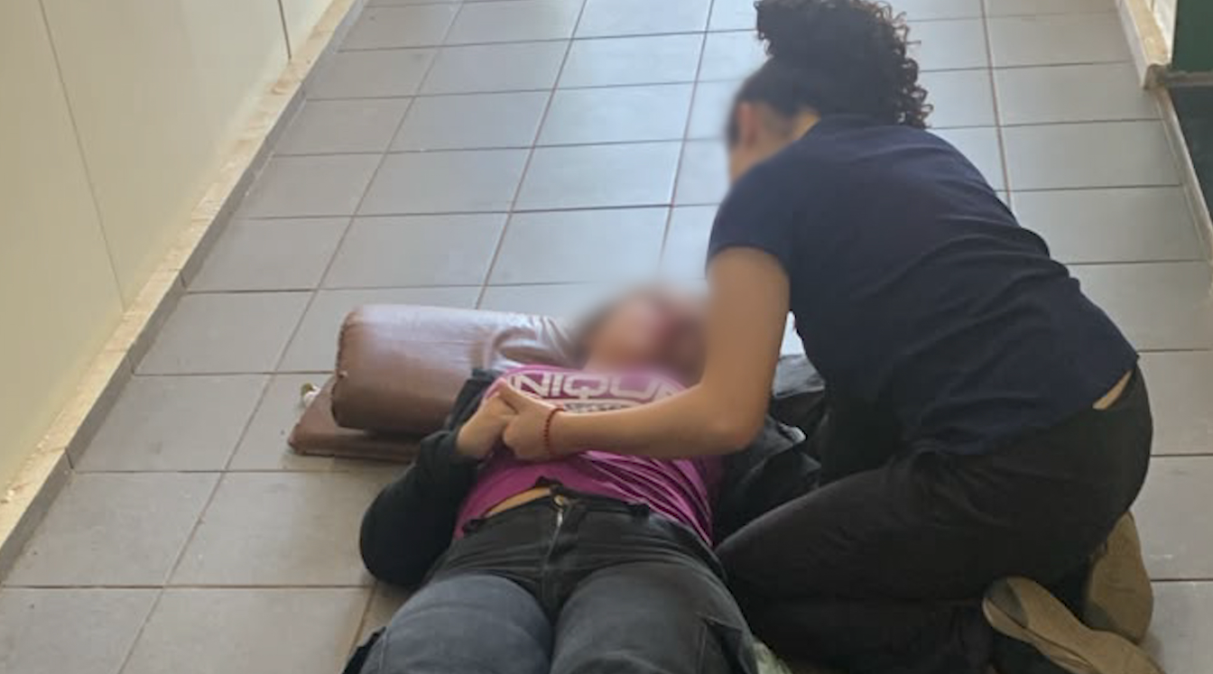 Adolescente espera resgate por mais de duas horas após sentir fortes dores nas costas dentro da escola